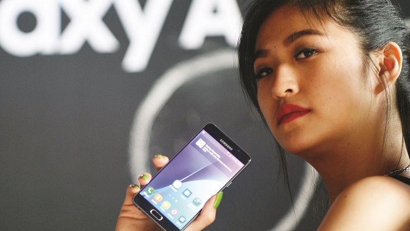 Model menujukkan telepon pintar (smartphone) Samsung Galaxy. (ANTARA FOTO/Prasetyo Utomo/ama/16)