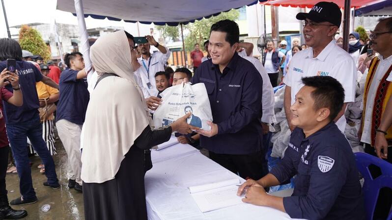 Bakti BUMN untuk Gunungsitoli, BNI Meriahkan Bazaar UMKM dan Pasar Murah untuk Rakyat -- Menteri BUMN Erick Thohir (tengah) bersama Pemimpin Wilayah 01 BNI Tedi Muhamad Isman (kanan) dalam Bazaar UMKM dan Pasar Murah untuk Rakyat digelar di Taman Kota Gunungsitoli, Nias, Sumatera Utara, Sabtu (7/1/2023).