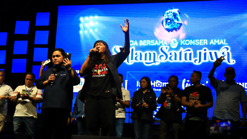Menteri BUMN Erick Thohir menghadiri konser amal "Salam Satu Jiwa" di Bekasi, Minggu, 8 Januari 2023. Konser itu digelar untuk mengenang Tragedi Kanjuruhan yang menewaskan 132 suporter Arema, di Stadion Kanjuruhan, Malang, 1 Oktober 2022.