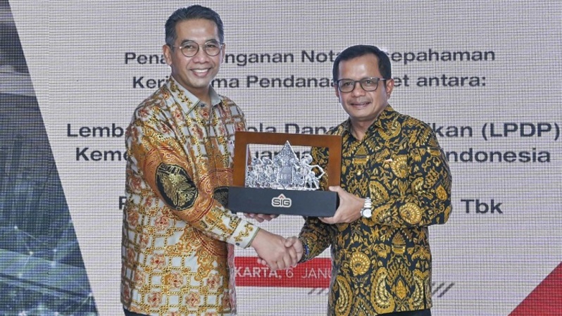 Direktur Utama SIG, Donny Arsal (kanan) menyerahkan cinderamata kepada Direktur Utama LPDP, Andin Hadiyanto (kiri) pada acara Penandatanganan Nota Kesepahaman kerja sama pendanaan riset. (Ist)