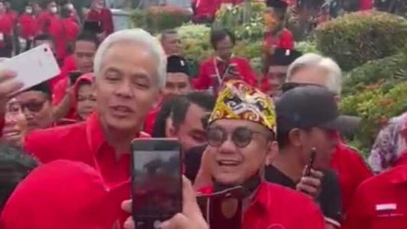 Ganjar Pranowo dikerumuni kader PDI-P saat menghadiri HUT ke-50 PDI-P di JIExpo Kemayoran, Jakarta, Selasa, 10 Januari 2023.