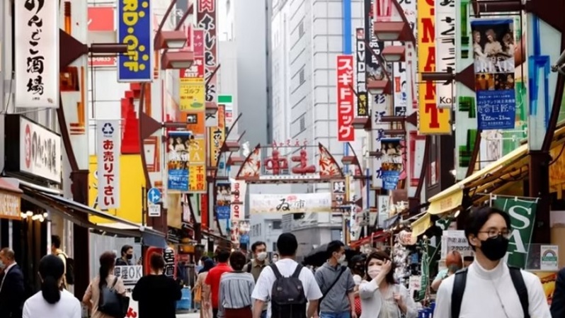 Orang-orang berjalan di kawasan perbelanjaan Ameyoko di Tokyo, Jepang pada 20 Mei 2022. (Foto: REUTERS/Kim Kyung-Hoon)