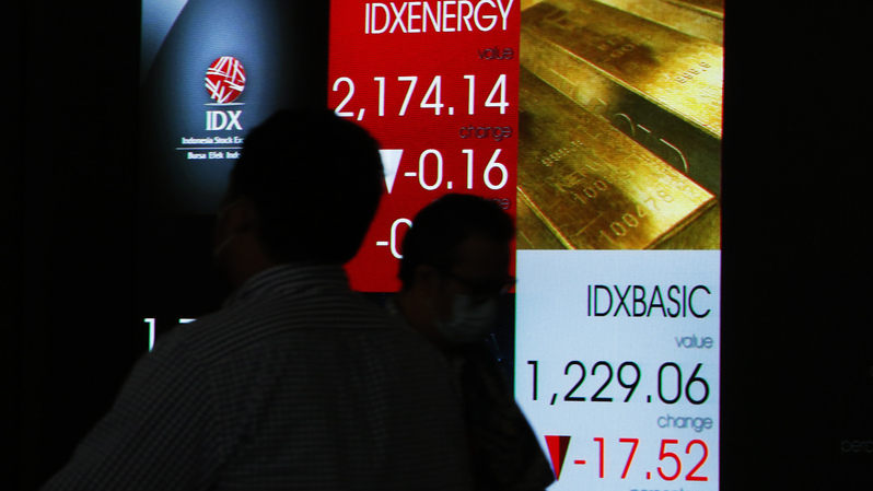 Pengunjung melintas di depan monitor saham Bursa Efek Indonesia, Jakarta. (B-Universe Photo/Uthan AR)
