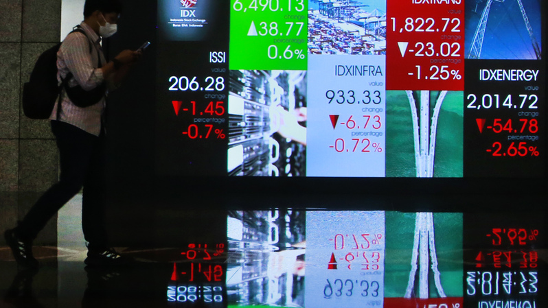 Pengunjung melintas didepan monitor saham Bursa Efek Indonesia, Jakarta. (B-Universe Photo/Uthan AR)