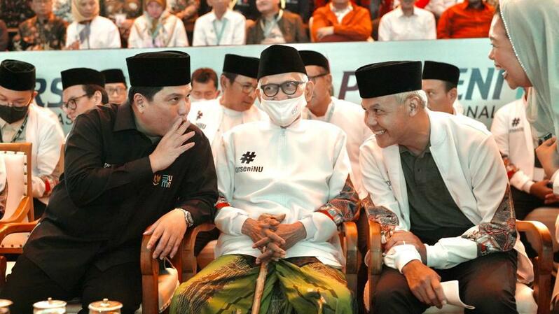 Ganjar Pranowo kini bertemu muka kembali dengan Erick Thohir. Pertemuan di depan publik ini terjadi saat keduanya menghadiri acara Pembukaan Pekan Seni dan Olahraga (Porseni) Nahdlatul Ulama (Porseni NU). Acaranya digelar di Gedung Olahraga (GOR) Sritex Arena, Jalan Abiyoso 21, Sriwedari, Laweyan, Kota Surakarta, Jawa Tengah, pada Senin (16/1/2023) malam.
Sumber: Istimewa