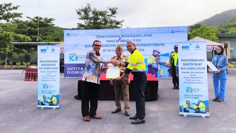 PT SUCOFINDO menyerahkan sertifikat SNI ISO 45001:2018, tentang Sistem Manajemen Keselamatan dan Kesehatan Kerja (SMK3) untuk PT Amman Mineral Nusa Tenggara (PT AMNT). (Ist)