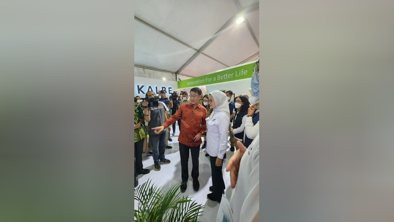 Direktur PT Kalbe Farma Tbk Sie Djohan (kiri) menjelaskan inovasi Kalbe kepada Kepala BPOM RI Penny K. Lukito (kanan) di booth Kalbe dalam Open House Expo Sistem Pengawasan Life Cycle Produk Obat dan Makanan di Kantor Pusat BPOM, Jakarta.