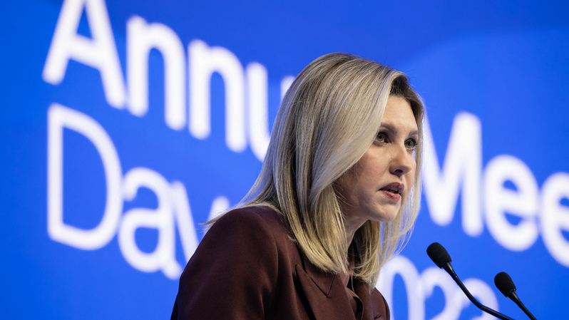 Ibu Negara Ukraina Olena Zelenska berpidato di pertemuan tahunan World Economic Forum (WEF) di Davos, Swiss pada 17 Januari 2023. (Foto: Fabrice COFFRINI / AFP)