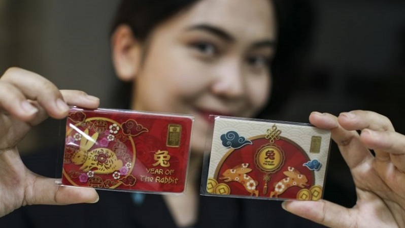 Petugas menunjukkan emas edisi imlek berupa gambar Kelinci di Butik Emas Antam, Setia Budi, Jakarta pada 12 Januar 2023. (Foto: ANTARA FOTO/Rivan Awal Lingga/hp)