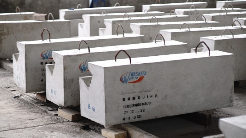 PT Waskita Beton Precast Tbk (WSBP) tengah memproduksi salah satu produk baru, sloof. (Ist)