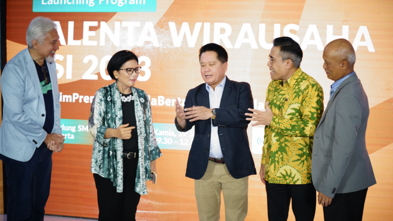 Kiri-kanan: Komisaris Utama BSI Adiwarman Karim,
Staff Ahli Bidang Keuangan & Pengembangan UMKM Kementrian RI Loto Srinaita Ginting, Direktur Utama PT Bank Syariah Indonesia Tbk Hery Gunardi, Staff Ahli Menteri Bidang Ekonomi Makro Kementerian Koperasi & UKM RI Rulli Nuryanto, dan Direktur Retail Banking BSI Ngatari dalam acara Talenta Wirausaha BSI 2023, di Jakarta, Kamis (19/1/2023). (Foto: Istimewa)