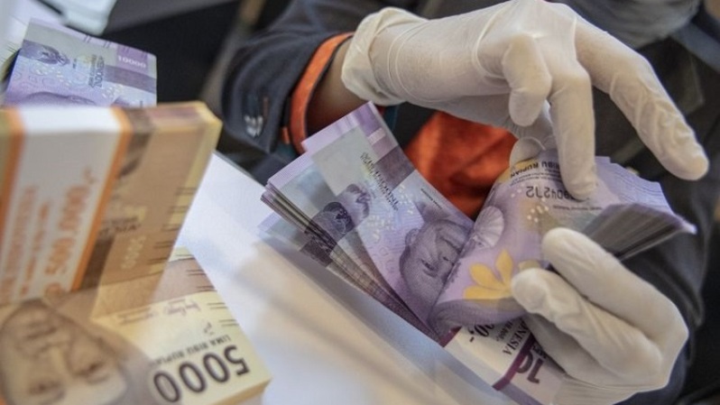Petugas bank menghitung uang pecahan rupiah di BNI KC Mega Kuningan, Jakarta pada 22 November 2022. (Foto: ANTARA FOTO/Muhammad Adimaja/aww)