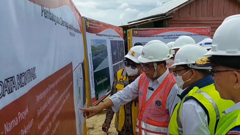 Menteri Perhubungan Budi Karya Sumadi, meninjau progres pembangunan Pelabuhan Logistik IKN Nusantara di sekitar Kawasan Pulau Balang Kabupaten Penajam Paser Utara, Kalimantan Timur, Sabtu (21/1/2023).