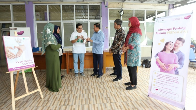 Direktur Kalbe Nutritionals Andy Chendra (tengah kiri) berbincang dengan Rektor Universitas YARSI Prof. dr. Fasli Jalal, Ph.D (tengah kanan) di Puskesmas Kresek, Kabupaten Tangerang.