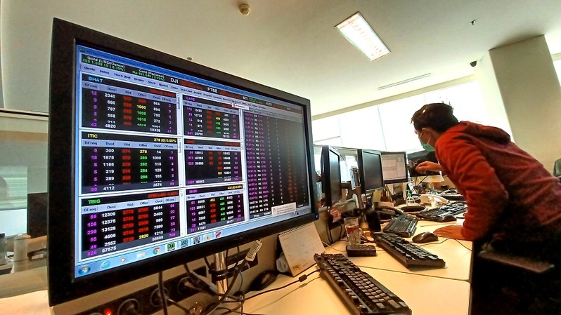 Aktivitas investor di salah satu sekuritas di Jakarta. (B-Universe Photo/Uthan AR)