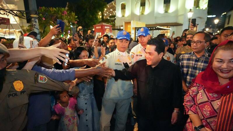 Menteri BUMN Erick Thohir menyapa warga Kota Semarang, saat mengunjungi Kota Lama Semarang. (foto: istimewa)