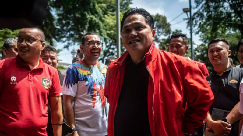 Menteri BUMN Erick Thohir (ketiga kiri) tiba untuk menyerahkan form dan berkas pendaftaran calon Ketua Umum PSSI periode 2023-2027 di Kantor PSSI, GBK Arena, Senayan, Jakarta, Minggu, 15 Januari 2023. (Foto: ANTARA)