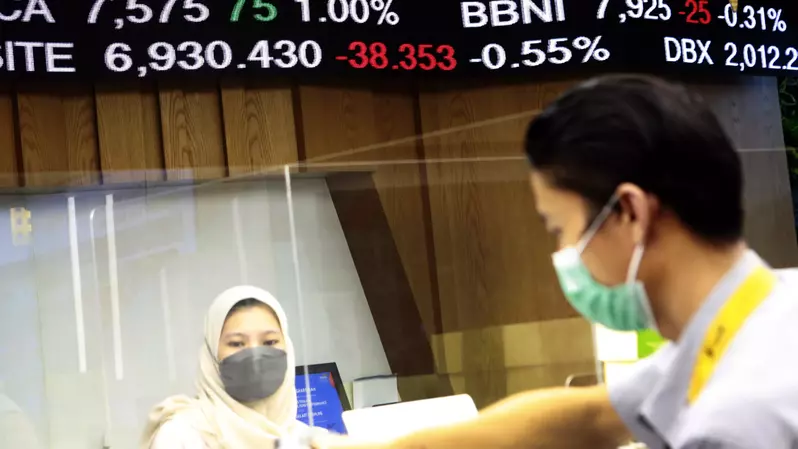 Aktivitas investor di salah satu galeri sekuritas, Jakarta. (B-Universe Photo/Uthan AR)