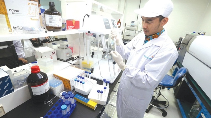 Aktivitas peneliti di Laboratorium Riset dan Pengembangan di Gedung PT Bio Farma (Persero), di Bandung, Jawa Barat, Jumat (15/7). Bio Farma bekerja sama dengan Biro Komunikasi Publik Kementerian Kesehatan dan Humas Badan POM melihat langsung fasilitas produksi, riset dan pengembangan, pengemasan, disrtibusi vaksin di Bandung serta produk Biologi seperti Vaksin dan Serum. Investor Daily/ANTARA FOTO/Fahrul Jayadiputra/aww/16