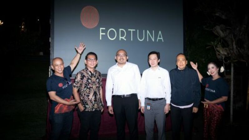 Kiri ke kanan : Edhy Bawono – CEO Fortuna, Indra Christanto - Komisaris Anak Perusahaan FORU, Rizky Indra – Managing Director Legal Rajawali Corpora, Abed Nego – Managing Director Finance Rajawali Corpora, John G. Sebayang – Direktur Independen FORU, Menuk Sudaryanti – CFO Fortuna, berfoto bersama dalam peluncuran FORTUNA di Plataran Cilandak, Jakarta Selatan (18/03).