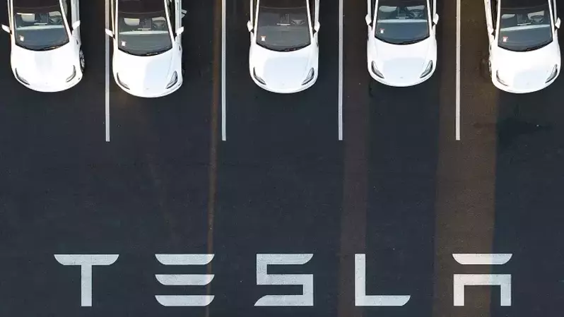 Tampilan udara menunjukkan mobil-mobil yang diparkir di Pabrik Tesla Fremont, California, Amerika Serikat pada 10 Februari 2022. (Foto: JOSH EDELSON / AFP)