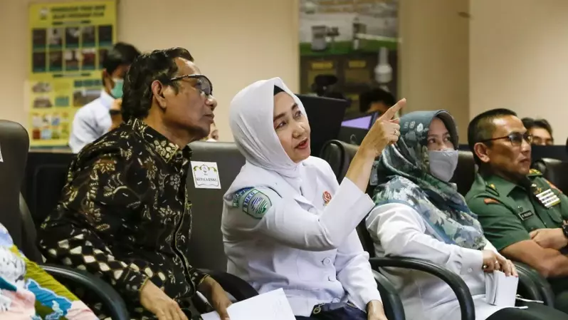 Ketua BMKG Dwikorita Karnawati (kedua dari kiri) saat menerima kunjungan Menkopolhukam Mahfud MD dan Menteri Lingkungan Hudup dan Kehutanan (LHK) Siti Nurbaya di ruang monitoring Climate Early Warning BMKG di Jakarta (25/1/2023).