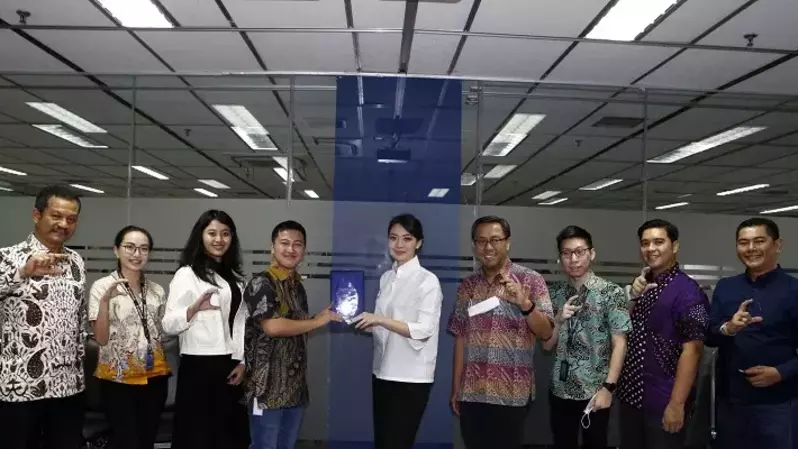 Corporate Secretary B-Universe Joy Citradewi Lai (tengah) didampingi Pemimpin Redaksi Investor Daily Primus Dorimulu (kiri), Pemimpin Redaksi Investor.id Aditya Laksana Yudha (empat dari kanan), General Manager Sales B-Universe Unggul Wicaksono (kanan), Corporate Secretary Officer B-Universe Trista Nagel (tiga dari kiri) menerima plakat dari VP Strategy & Operation Cermati.com Darwin Soesanto (empat dari kiri), Business Development Manager-Banking Cermati.com Michelle Soegianto (dua dari kiri), Mutual Fund Operations Manager PT Artha Investa Teknologi (AIT) Philip Tjong (tiga dari kanan), Head of Marketing Indodana Budi Ulia (dua dari kanan) usai media visit ke redaksi B-Universe di Jakarta, Jumat (27/1/2023). (B-Universe Photo/Uthan AR)