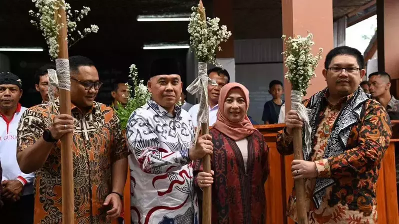 Penyerahan Program Sosial Bank Indonesia (PSBI) di Pendopo Desa Wisata Hanjeli di Desa Waluran Mandiri, Kecamatan Waluran, Kabupaten Sukabumi