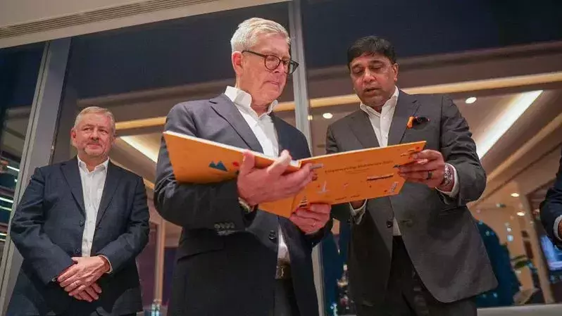 Ki-Ka) President Director & CEO Indosat Ooredoo Hutchison Vikram Sinha dan President & CEO of the Ericsson Group Borje Ekholm. Indosat Ooredoo Hutchison (IOH) bersama Ericsson telah menyelesaikan proses integrasi jaringan di wilayah Jakarta, Bogor, Depok, Tangerang, dan Bekasi (Jabodetabek) sebagai salah satu proyek integrasi jaringan tercepat sehingga pelanggan di wilayah tersebut dapat menikmati pengalaman digital yang lebih baik. Kini IOH memiliki cakupan dan penetrasi dalam ruangan yang meningkat 20%, kecepatan data yang meningkat 27%, serta lalu lintas data yang meningkat 21% dibandingkan sebelum adanya proses integrasi.
Sumber: Istimewa