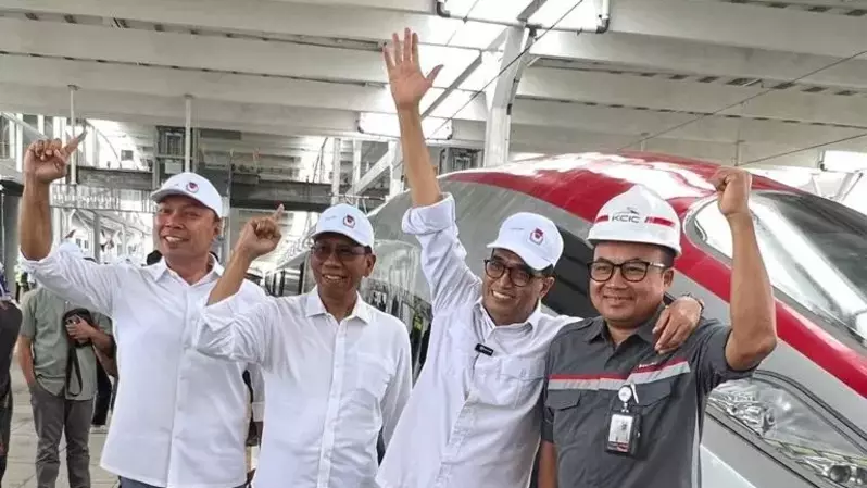 Menteri Perhubungan Budi Karya Sumadi dan Dirut PT KAI Didiek Hartantyo, Dirut KCIC Dwiyana Slamet Riyadi serta Dirut PT Jasa Raharja Rivan Achmad Purwantono berpose di depan Kereta Cepat, Sabtu (28/2/2023). Foto: Primus Dorimulu/Investor Daily