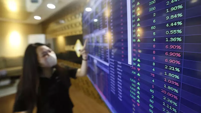 Investor memantau pergerakan saham di MNC Sekuritas, Jakarta. (B-Universe Photo/David Gita Roza)