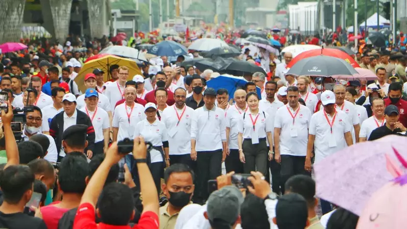 Presiden Jokowi (tengah) berjalan menuju panggung untuk melakukan Kick Off Keketuaan ASean Indonesia 2023 di Bundaran HI, Jakarta, Minggu (29/1/2023). Presiden Joko Widodo optimistis, di bawah kepemimpinan Indonesia, ASEAN akan terus bertumbuh dan berkontribusi besar bagi kawasan serta dunia. Kick off tersebut menandai dimulainya Indonesia sebagai Ketua Asean 2023.