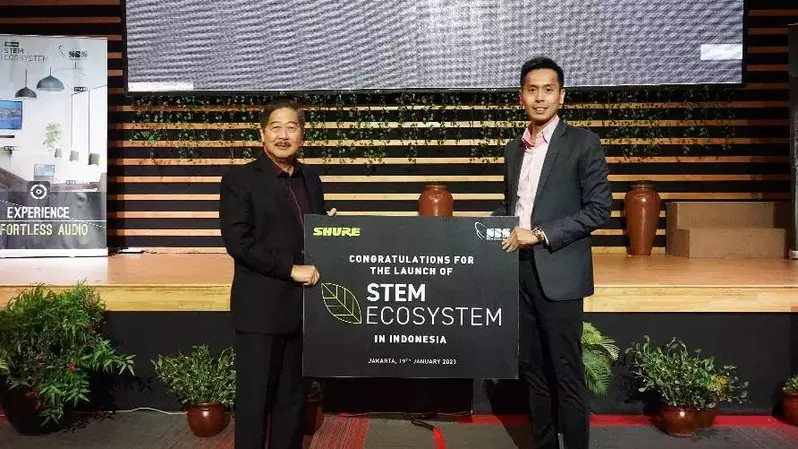 Eric Ong, Sales Director - Southeast Asia, Shure bersama Singgih Wiryasaputra dari PT Swara Bangun Solusi.