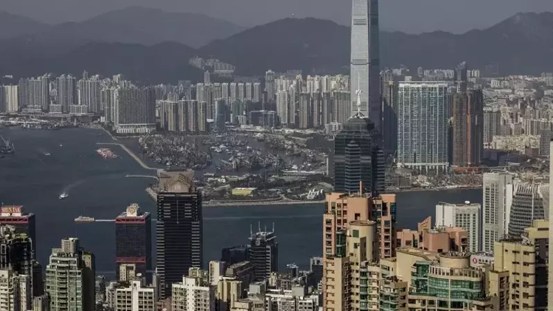 Bangunan komersial dan perumahan digambarkan di Hong Kong, Tiongkok pada 27 Januari 2023. (FOTO: LAWRENCE ISAAC / AFP)