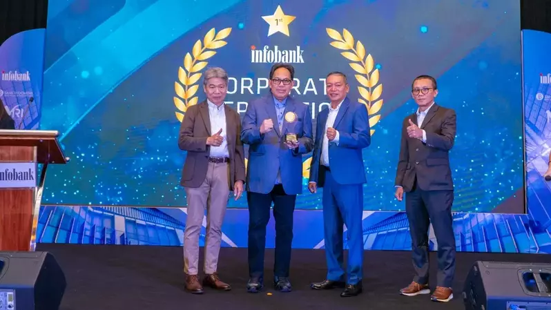 Direktur Utama Bank DKI Fidri Arnaldy (dua dari kiri) berfoto bersama usai menerima penghargaan