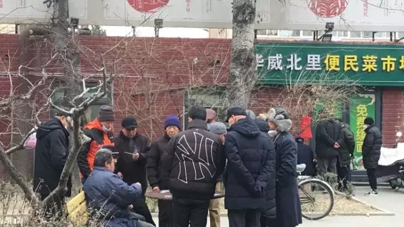 Sejumlah warga berusia lanjut melakukan aktivitas di luar rumah dengan bermain mahjong di Taman Panjiayuan, Beijing, Tiongkok pada 12 Januari 2023, seiring dengan pelonggaran protokol kesehatan antipandemi Covid-19. (Foto: ANTARA/M. Irfan Ilmie)