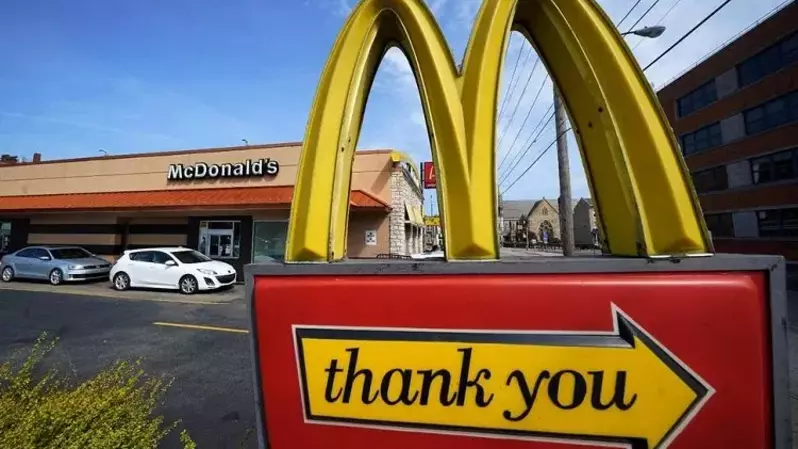 Tanda keluar di restoran McDonald's Pittsburgh, Amerika Serikat pada 23 April 2022. (Foto: AP Photo/Gene J. Puskar, File)