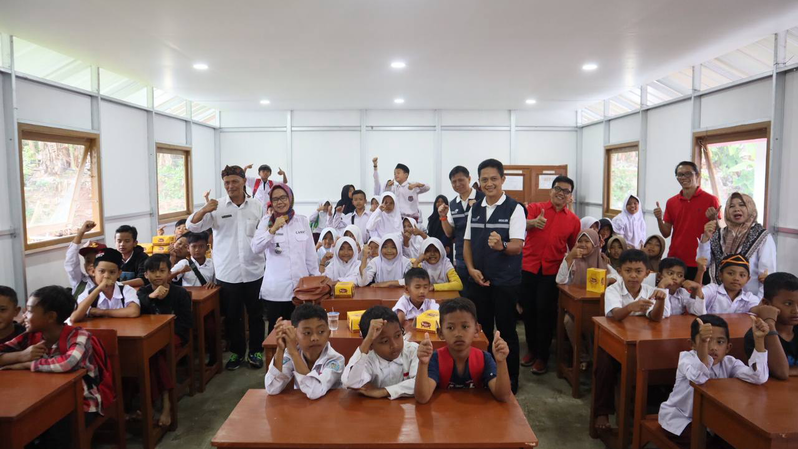 Suasana murid SDN Cibulakan, Cianjur, di bangunan sekolah sementara. (IST)