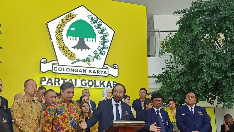 Ketum Partai Nasdem Surya Paloh dan Ketum Partai Golkar Airlangga Hartarto usai melakukan pertemuan di DPP Partai Golkar, Jalan Anggrek Neli, Slipi, Jakarta Barat, Rabu (1/2/2023).