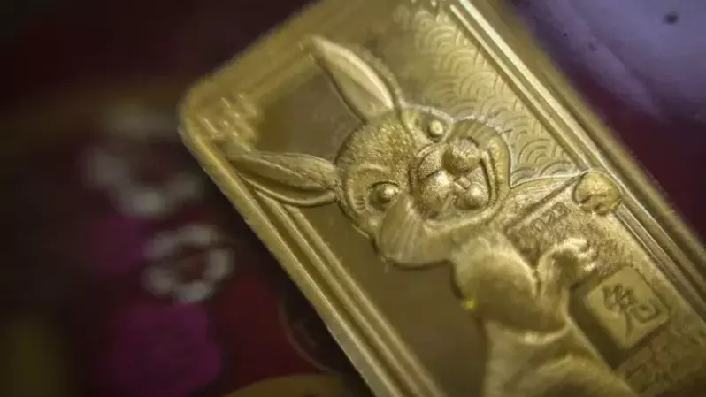 Detail emas edisi imlek berupa gambar Kelinci di Butik Emas Antam, Setia Budi, Jakarta pada 12 Januari 2023. Emas batangan edisi Imlek 2023 ini memiliki berat 8 gram dengan 99,99% emas murni dan dijual dengan harga Rp 8,9 juta. (Foto: ANTARA FOTO/Rivan Awal Lingga/hp)
