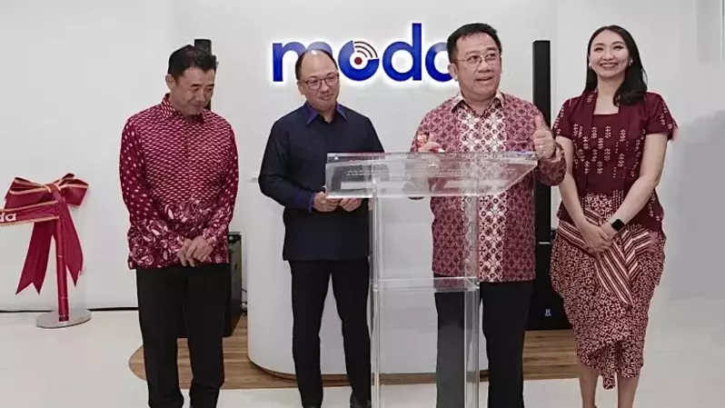 Presiden Direktur PT Astra International Tbk Djony Bunarto Tjondro (kedua kanan), didampingi oleh Presiden Direktur PT Mobilitas Digital Indonesia Vilihati Surya (kanan), beserta Chief Executive Officer of Asia Region Toyota Motor Corporation Hao Quoc Tien (kedua kiri), didampingi oleh Wakil Presiden Direktur PT Mobilitas Digital Indonesia Yutaka Okayama (kiri), melakukan penandatanganan prasasti peresmian kantor PT Mobilitas Digital Indonesia yang merupakan perusahaan patungan (Joint Venture/JV) antara Astra bersama Toyota pada Kamis (2/2/2023).