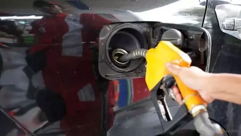 Petugas melayani pelanggan di SPBU Pertamina di Jakarta pada 23 April 2018. (Foto: REUTERS/Willy Kurniawan/Files)