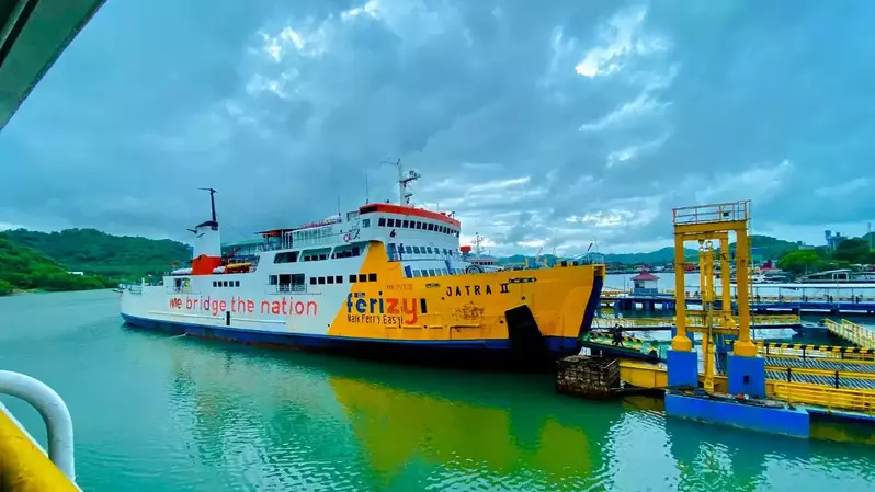 PT ASDP Indonesia Ferry merelokasi salah satu armada KMP Jatra II untuk memperkuat layanan angkutan logistik di lintas penyeberangan jarak jauh (long distance ferry/LDF) dengan rute Ketapang Pelabuhan Ketapang, Banyuwangi-Lembar, Nusa Tenggara Barat (NTB). Sebelumnya, kapal ini melayani rute Merak-Bakauheni. (ist)