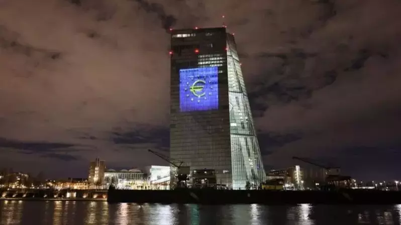 Simfoni cahaya yang terdiri dari batang, garis, dan lingkaran berwarna biru dan kuning warna Uni Eropa (UE) menerangi fasad selatan kantor pusat Bank Sentral Eropa (ECB) di Frankfurt, Jerman pada 30 Desember 2021. (Foto: REUTERS/Wolfgang Rattay)