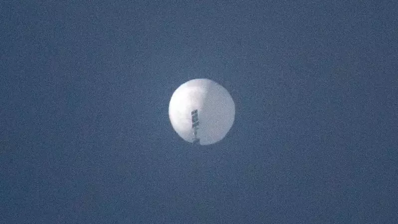 Foto selebaran dari Chase Doak yang diambil pada 1 Februari 2023 dan dirilis pada 2 Februari menunjukkan balon mata-mata yang dicurigai milik Tiongkok terbang di atas Billings, Montana, Amerika Serikat (AS). (Foto: Chase DOAK / AFP)