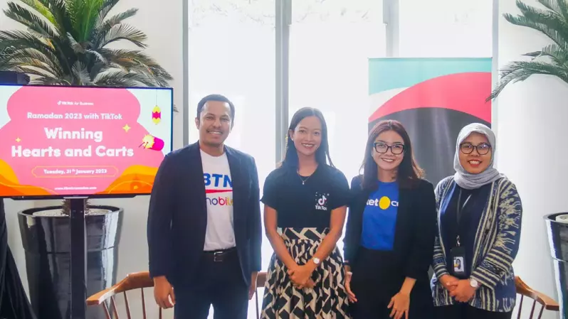(kiri-kanan): Head of Digital Marketing, Bank BTN Vicky Elanda, Head of Business Marketing TikTok Indonesia Sitaresti Astarini, VP of Brand Marketing tiket.com Maria Risa Puspitasari dan Senior Marketing Manager Kantar Worldpanel Division Corina Fajriyani berfoto bersama dalam acara "Ramadan 2023 with TikTok: Winning the Hearts and Carts". (Foto: Istimewa)