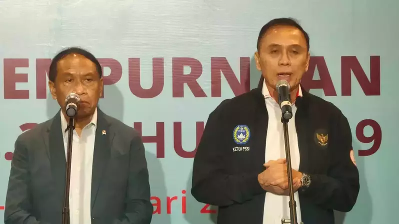 Menteri Pemuda dan Olahraga, Zainudin Amali bersama Ketua Umum Persatuan Sepakbola Seluruh Indonesia (PSSI) 2019-2023 Mochamad Iriawan. (Beritasatu Photo/ Hendro Situmorang)