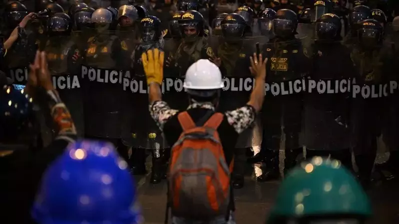 Demonstran bentrok dengan polisi selama demonstrasi menentang pemerintahan Presiden Peru Dina Boluarte di Lima pada 4 Februari 2023. Ratusan pengunjuk rasa berkumpul di akses ke Lima untuk menghadiri pawai yang mereka janjikan akan jadi yang terbesar, menurut penyelenggara protes yang menyerukan pengunduran diri presiden Boluarte dan penutupan Kongres. (FOTO: ERNESTO BENAVIDES / AFP)