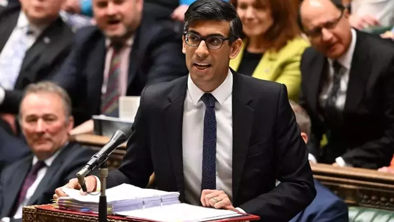 Perdana Menteri (PM) Inggris Rishi Sunak berbicara selama sesi mingguan Pertanyaan PM (PMQ) di House of Commons di London, Inggris pada 1 Februari 2023. Sunak telah meminta pembayaran naik menjadi peringatan yang dinilainya masuk akal dan terjangkau bahwa kenaikan gaji yang besar akan membahayakan upaya untuk menjinakkan inflasi. Tetapi serikat pekerja menuduh jutawan Sunak tidak memahami tantangan yang dihadapi oleh pekerja biasa yang berjuang untuk memenuhi kebutuhan dalam menghadapi rendahnya dibayar, pekerjaan tidak aman, dan spiral biaya. (Foto: JESSICA TAYLOR / PARLEMEN Inggris / AFP)