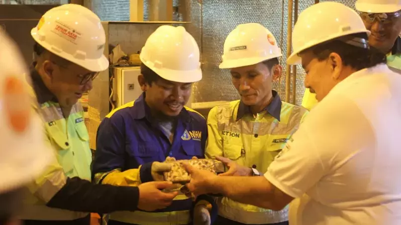 Kerja Sama Petrosea & SRN telah menghasilkan emas dore bullion pertama sebagai milestone penting diversifikasi. (Foto: Dok Petrosea)